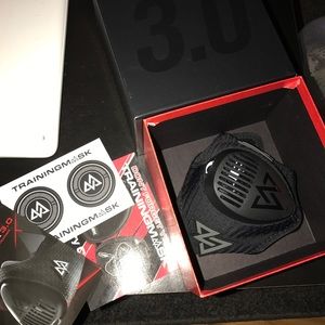 TRAINING MASK 3.0 NEVER USED (BOUGHT WRONG SIZE)